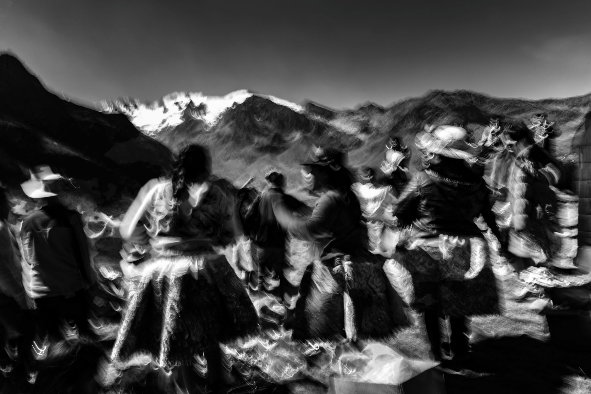 黄昏中一群当地人在桌山背坡空地上围圈跳舞，动作原始有力