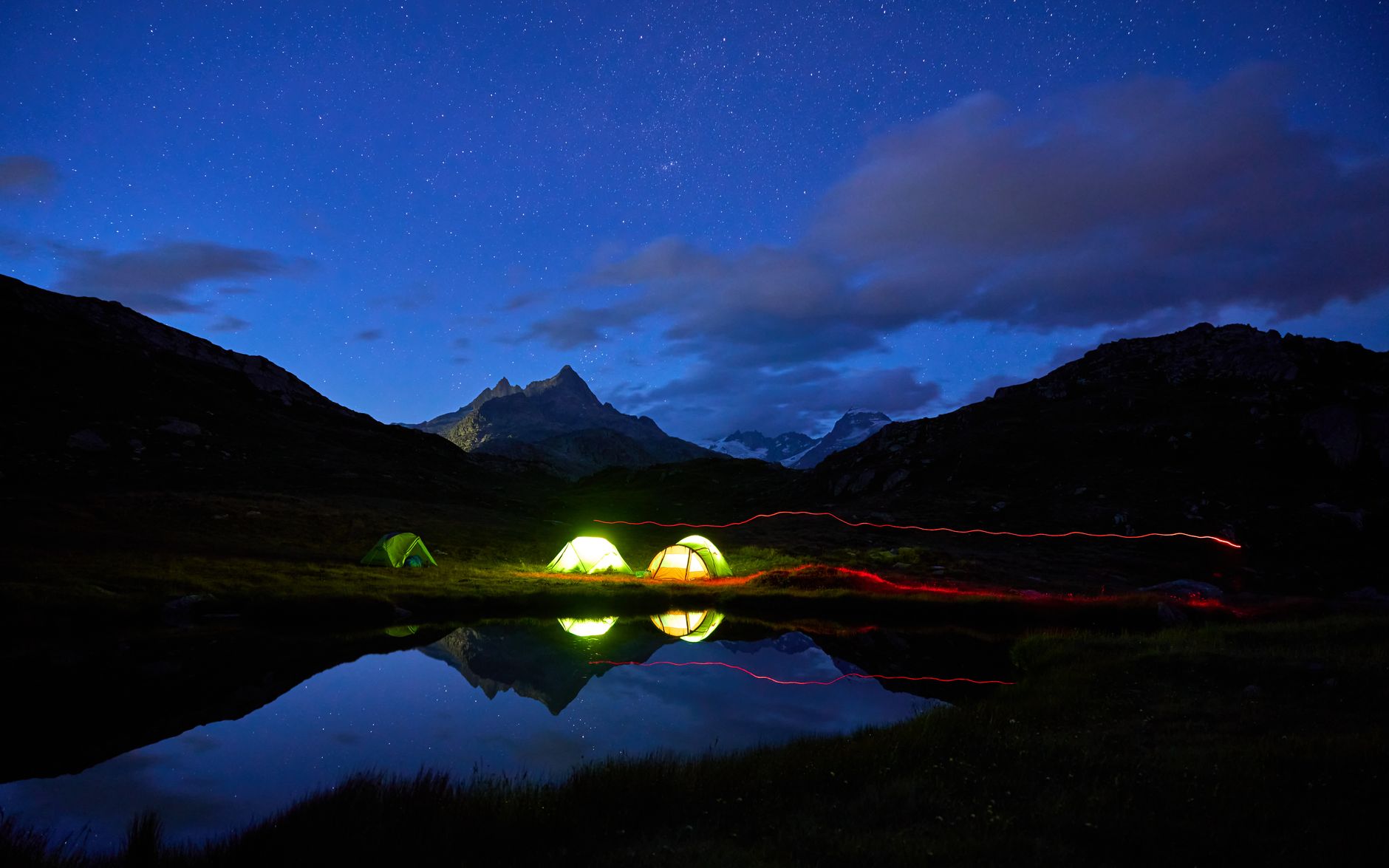 星空下的高山营地与歌手