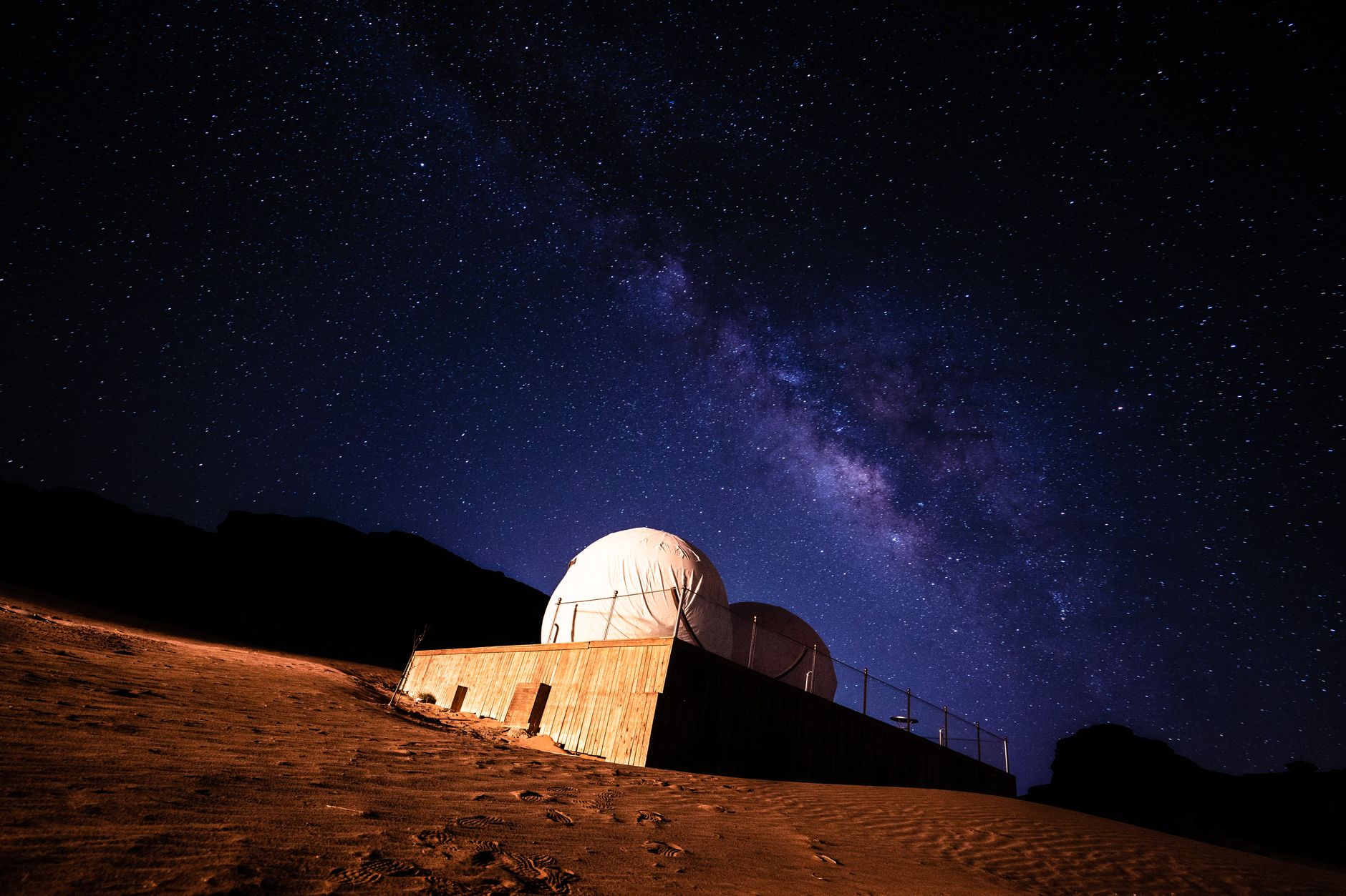 望远镜指向夜空,土星隐约可见