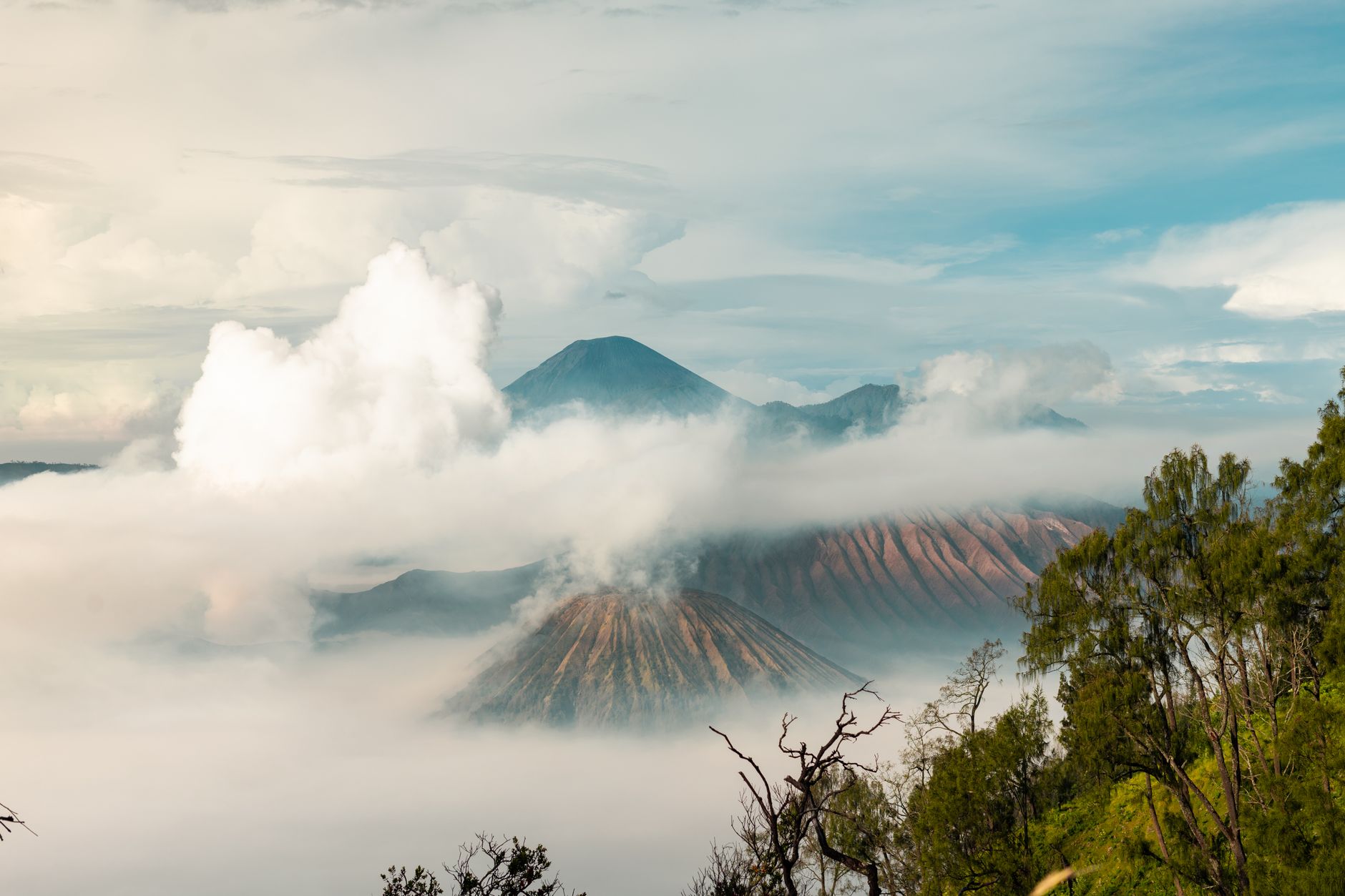 卢旺达维龙加山脉雨后云雾